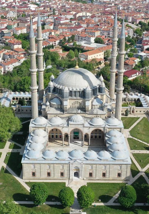 Edirne’nin kalbinde, Mimar Sinan’ın başyapıtı Selimiye Camii'nin muhteşem dış görünümü, dört minaresi ve devasa kubbesi.